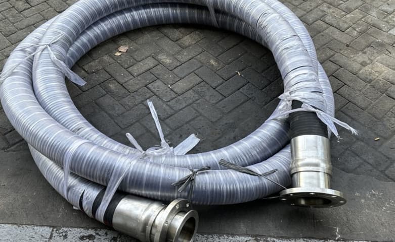 Contoh industrial hose assembly diameter besar dengan ferrule dan flange. Ukuran aktual pada foto tidak dinyatakan